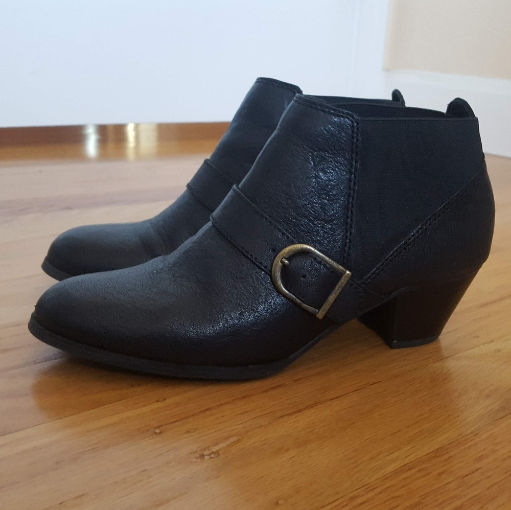 GH Bass black leather ankle boots Size 6